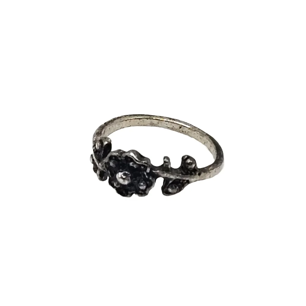 Vintage Silver-Toned Flower Ring (Size 5)